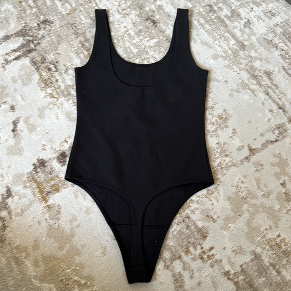 Aritzia Wilfred Free Red Scoop Neck Sleeveless Bodysuit Sz XS - Picture 4 of 9